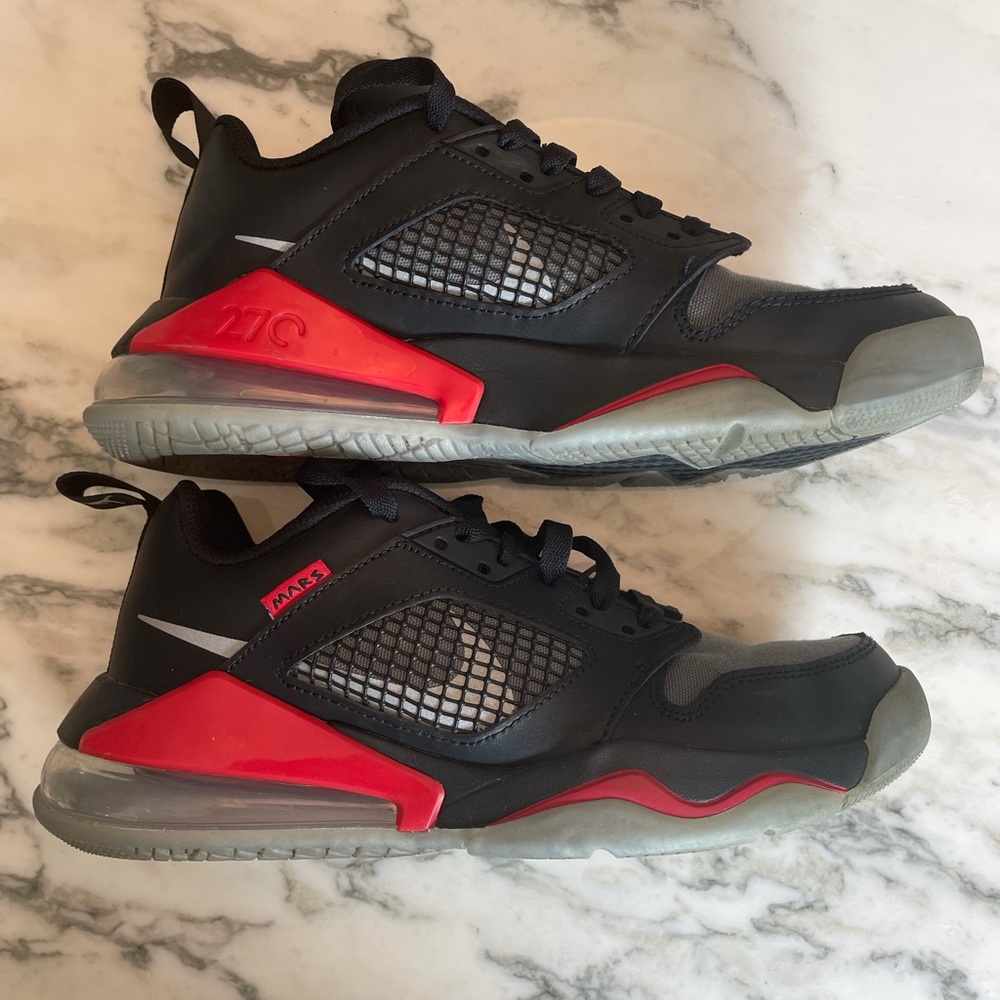 Nike Jordan MARS 270 kids 6, will fit a women’s 7.5-8